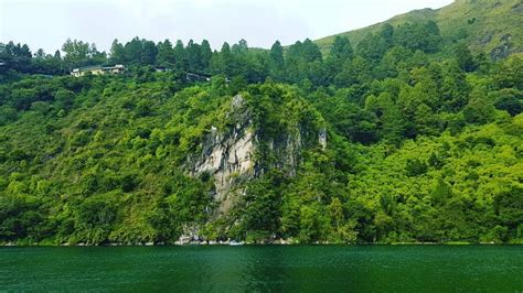 Menyibak Pesona Parapat, Gerbang Menuju Pulau Samosir