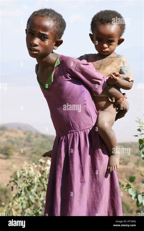 Hungry African children in Ethiopia Stock Photo - Alamy