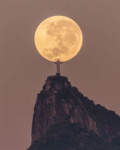 Photographer records Christ the Redeemer “embracing” the full moon and ...