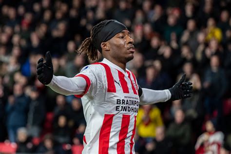 PSV gaat Noni Madueke definitief verkopen aan Chelsea, voor tientallen ...