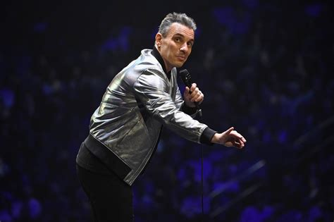 Comedian Sebastian Maniscalco, uncomfortable in small groups, finds home on stage - syracuse.com