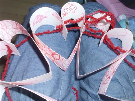 The Do-It-Yourself Mom: DIY Paper Heart Wreath (Valentine's Decoration and Preschool Craft in One!)