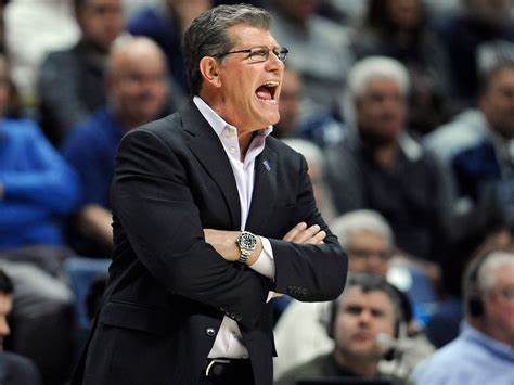 Geno Auriemma taunted the NCAA by waving an unsanctioned water bottle ...