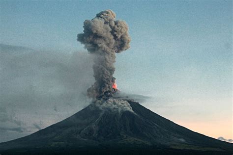 Philippines Mayon Volcano Explodes, Violent Eruption Imminent | Live ...