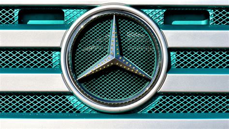 Mercedes Logo 4K