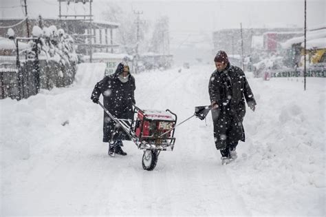 In pictures: Heavy snowfall disrupts life in Kashmir | News-photos – Gulf News