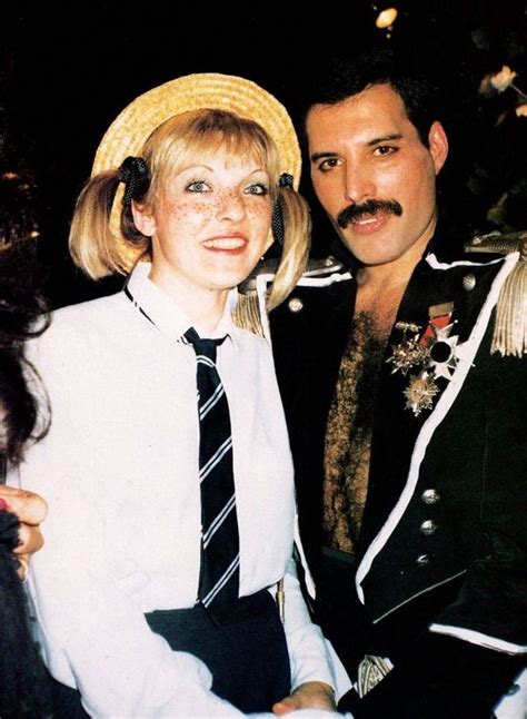 25 Romantic Photos of Freddie Mercury With Mary Austin, the Woman Who ...