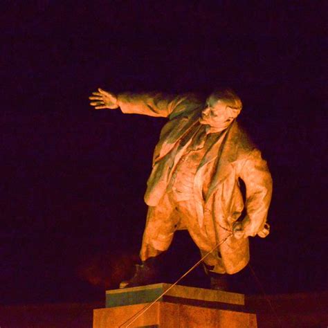 Protesters Topple Ukraine’s Largest Lenin Statue