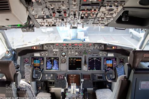 Boeing 737-800 cockpit by Jeff Swearingen / 500px