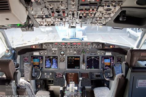 Boeing 737-800 cockpit by Jeff Swearingen / 500px