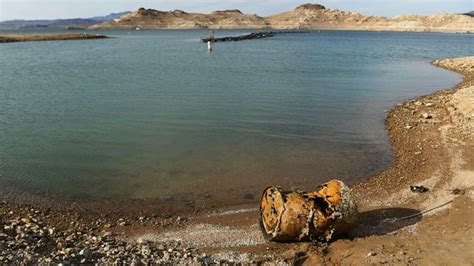 Video Historic Lake Mead drought leads to disturbing discoveries - ABC News