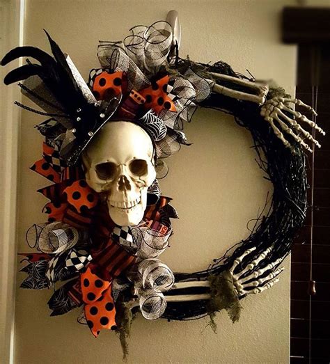 Adorable Christmas Wreath Ideas For Your Front Door 30 | Diy halloween wreath, Halloween crafts ...