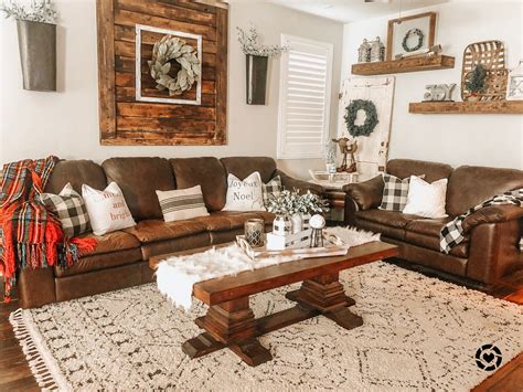 30+ Farmhouse Living Room Ideas With Brown Couch - DECOOMO
