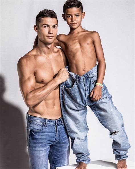 Cristiano Ronaldo Shirtless & Black Toe Nail Polish: Photos – Hollywood Life