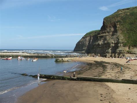 Staithes Beach - Photo "Harbour, beach and cliffs, Staithes" :: British Beaches