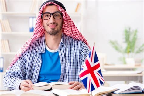 Background Siswa Arab Belajar Bahasa Inggris Siswa Arab Belajar Bahasa Inggris Foto Dan Gambar ...
