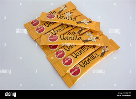 Canderel vanilla sweetener sachets Stock Photo - Alamy