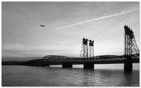 Interstate Bridge #2 | Coming in for landing a commercial je… | Flickr