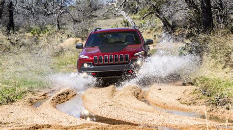 2014 Jeep Cherokee Trailhawk - Off Road - Front | Caricos