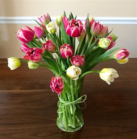 Simple tulip arrangement | Tulips arrangement, Fresh flowers arrangements, Flower decorations