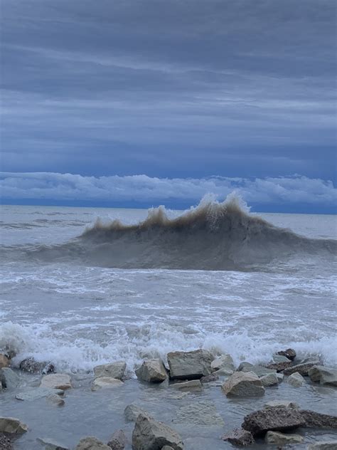 Dennis Rodkin on Twitter: "The waves on Lake Michigan are oceanic this morning. https://t.co ...