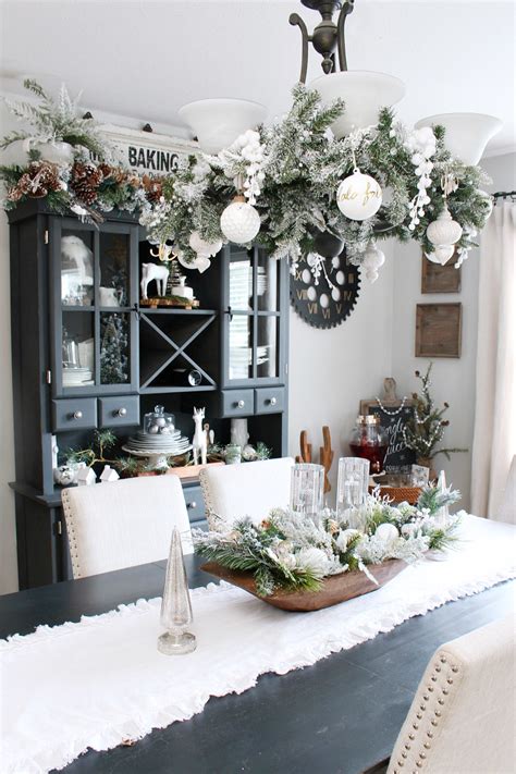 Farmhouse Dining Room Christmas Decorations - Clean and Scentsible