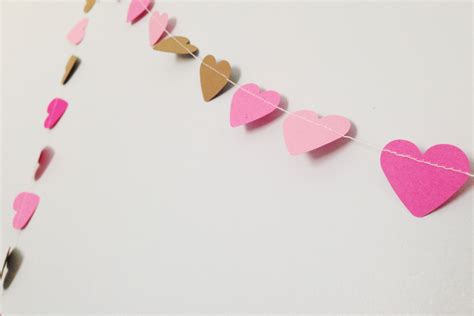 Paper Heart Garland! Perfect for #ValentinesDay