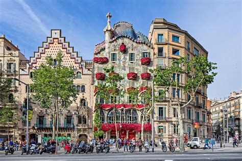 ¿Qué hacer en el paseo de gracia? ruta sobre Gaudí en Barcelona: Casas ...