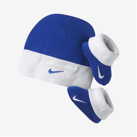 Nike Swoosh Two-Piece Infant Hat And Booties Nike Set, Set Game, Baby Hats, Soft Knits, Knitted ...