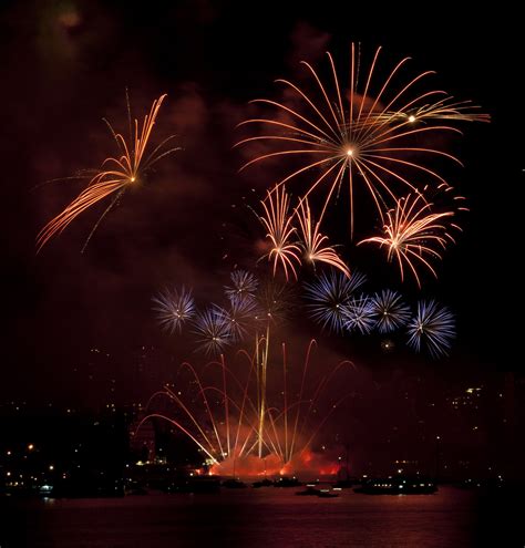 File:Fireworks at the 2010 Celebration of Light in Vancouver, BC 02.jpg - Wikimedia Commons