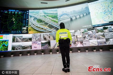 China's first AI-powered traffic policewoman(1/3)