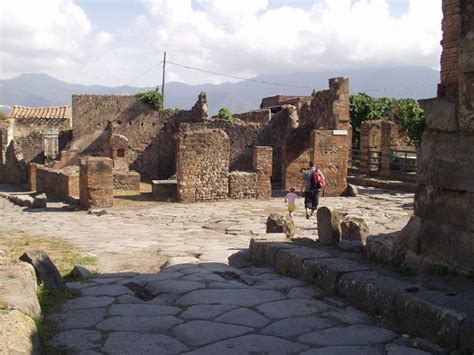 Take a Virtual Tour of a Wealthy Pompeii Home Before the Volcano ...