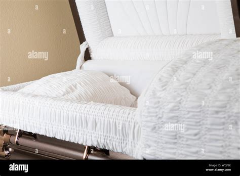 Coffin open hi-res stock photography and images - Alamy