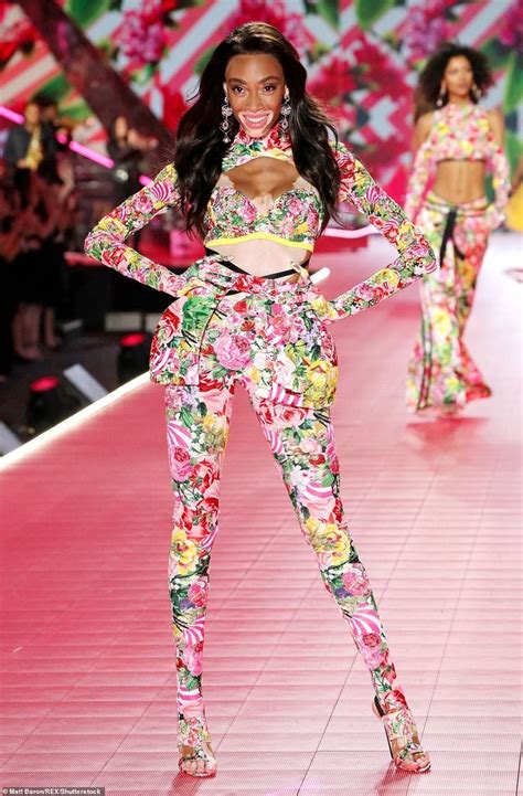 It's Kendall's night! Jenner rocks the Victoria's Secret runway in 2022 ...