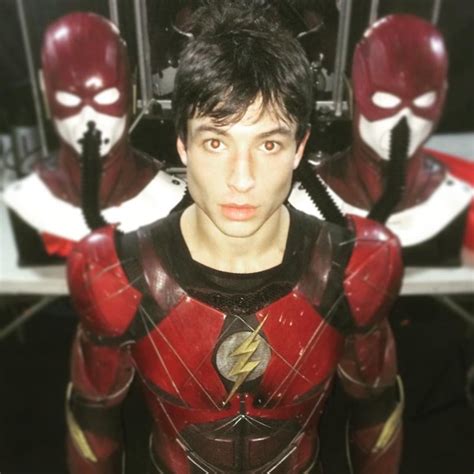 Ezra Miller's Flash is unmasked in 'Justice League' behind-the-scenes photo - Batman News