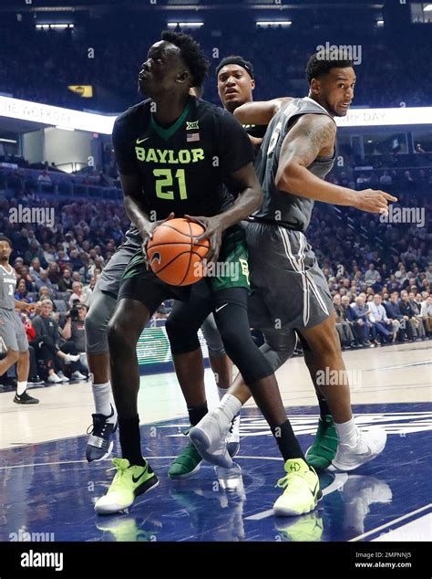 Baylor's Nuni Omot (21) eyes the basket against Xavier's Trevon Bluiett (5) in the second half ...