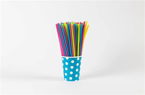 Straws in a paper cup - Creative Commons Bilder