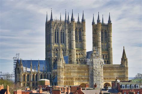 Fly over Lincoln Cathedral • Wingly