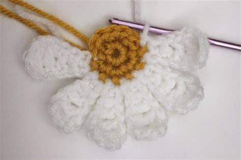 Daisy Flower Crochet Pattern - Repeat Crafter Me