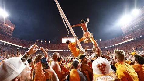 Tennessee fans tear down the goal post after defeating Alabama 52-49 in ...