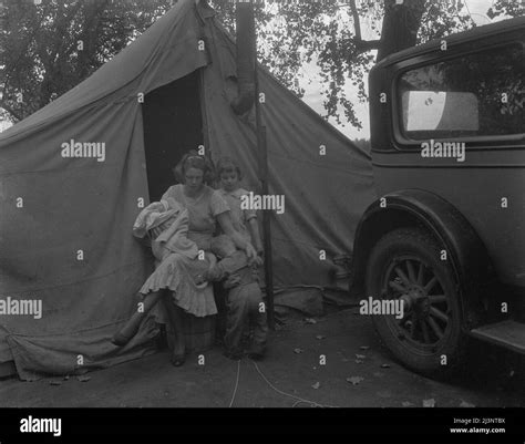 Mother and three children in a California squatter camp Stock Photo - Alamy