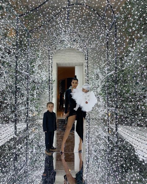 Kim Kardashian Hosts the Annual Kardashian Christmas Eve Party ...