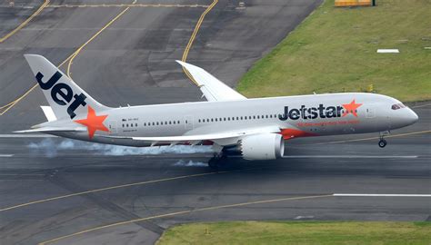 Jetstar blasted by angry passengers after emergency landing and communication chaos | Nova 100