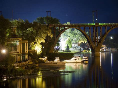 Night bridge - Night lighting and diversity created an impression of ...