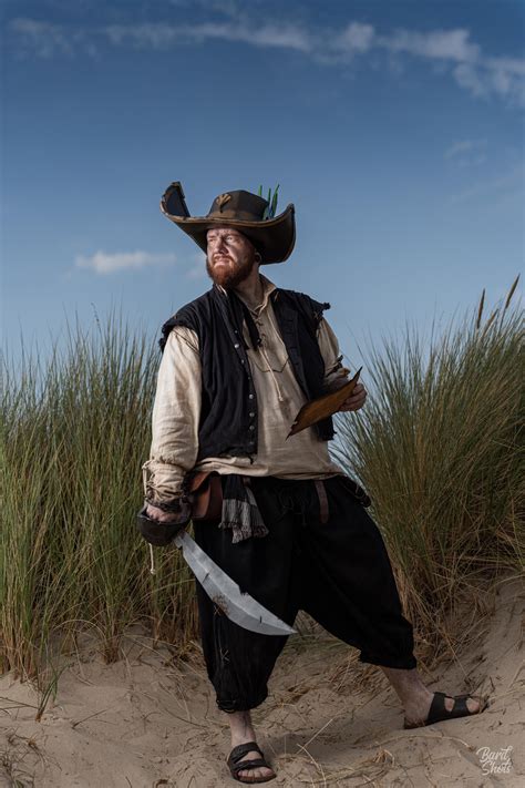 I love this game, so I made a Cosplay... : r/Seaofthieves