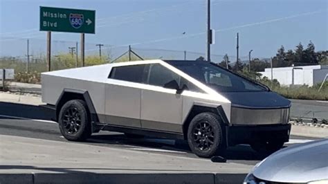 Tesla Cybertruck: ¡cazado en la vía pública! | SoyMotor.com