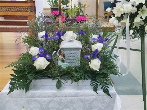 Square funeral urn arrangement | Urn arrangements, Flower arrangements, Funeral urn arrangements