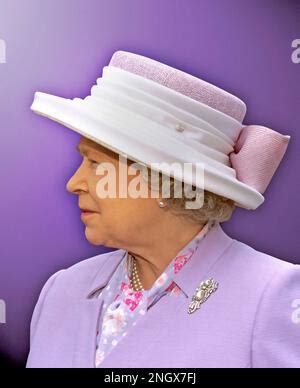 Queen Elizabeth II head on British Postal Stamps Stock Photo - Alamy
