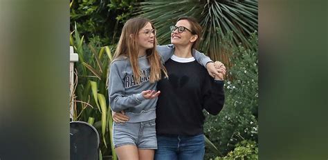 Jennifer Garner & Look-Alike Daughter Violet, 17, Run Errands Together