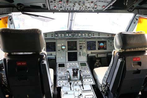 American Airlines A320 cockpit | American airlines, Cockpit, Airlines